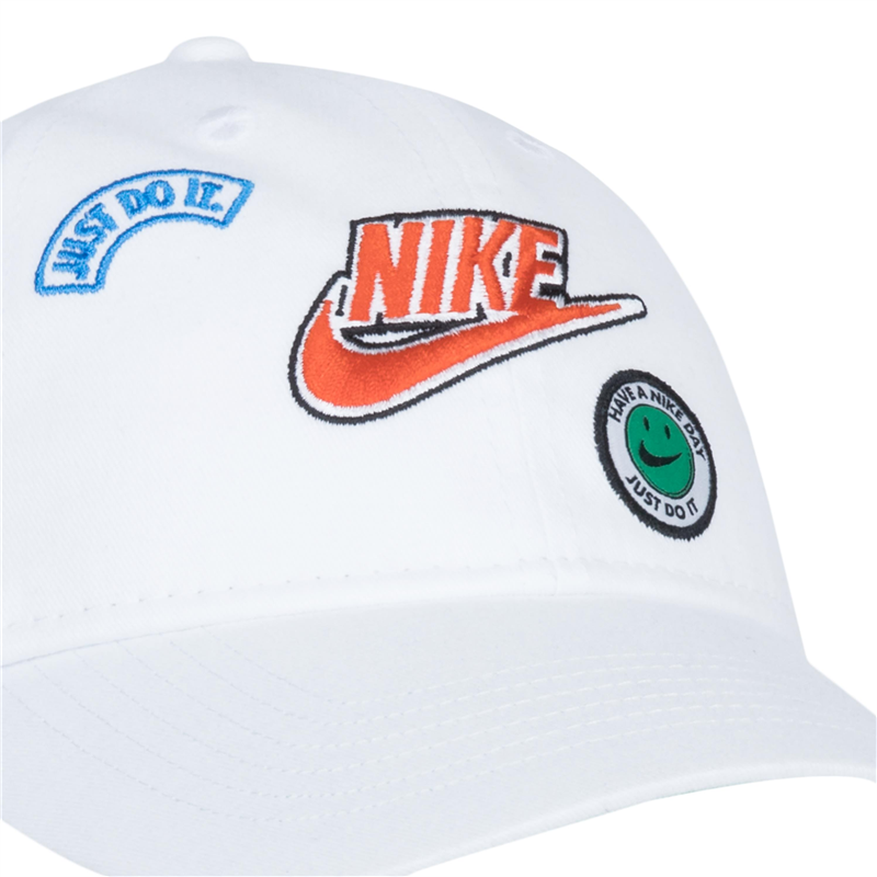 Cappellino con toppa Nike "Sense of Adventure".